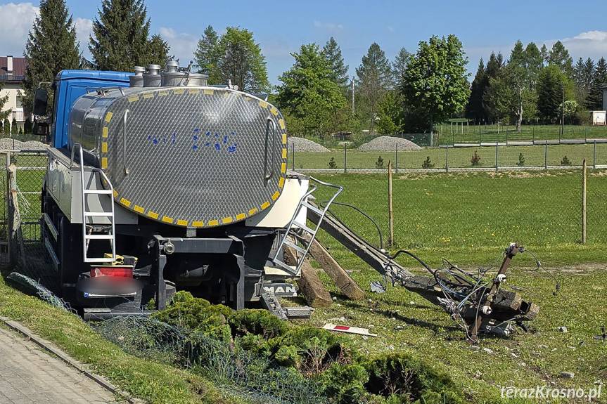 Wypadek w Świerchowej. Mlekowozem uderzył w słup i ogrodzenie