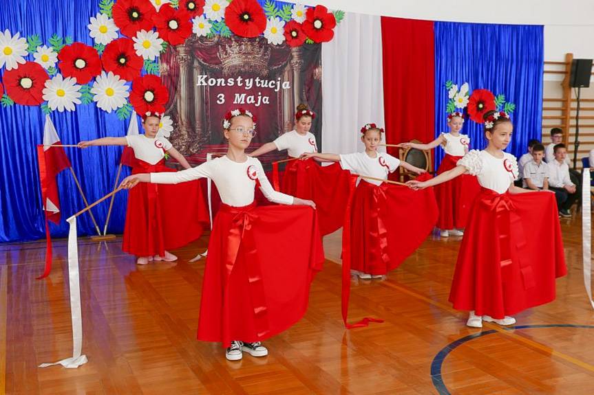 Patriotyzm i historia w Łężanach. Uczniowie uczcili 3 Maja