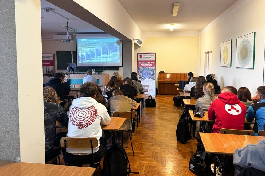 Profilaktyka w zwalczaniu terroryzmu. Spotkanie w PANS w Krośnie