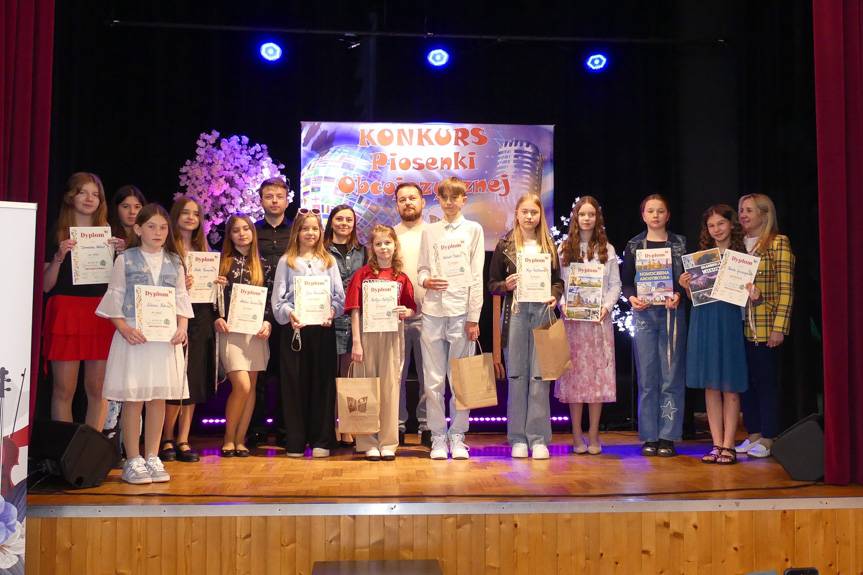 Mała scena, wielkie głosy. Powiatowy Konkurs Piosenki Obcojęzycznej w Chorkówce