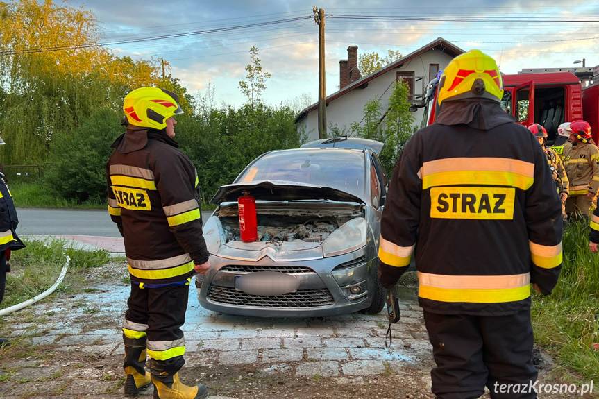Pożar samochodu we Wróbliku Szlacheckim