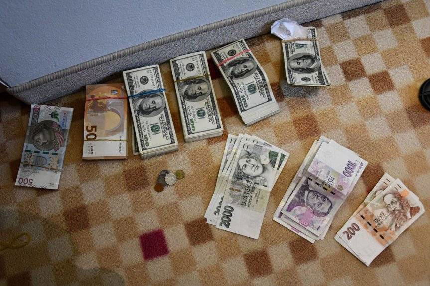 Nagi mężczyzna na hotelowym korytarzu. W pokoju narkotyki i tysiące w gotówce