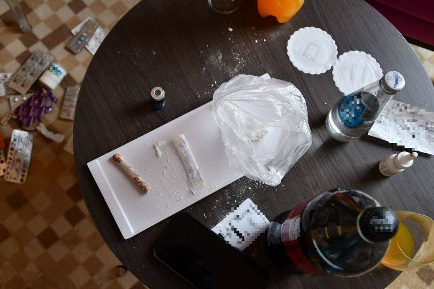 Nagi mężczyzna na hotelowym korytarzu. W pokoju narkotyki i tysiące w gotówce