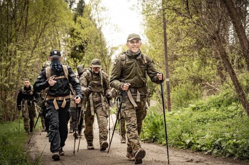 Wielogodzinna walka w terenie i sukces. Policjanci z Krosna z prestiżową odznaką