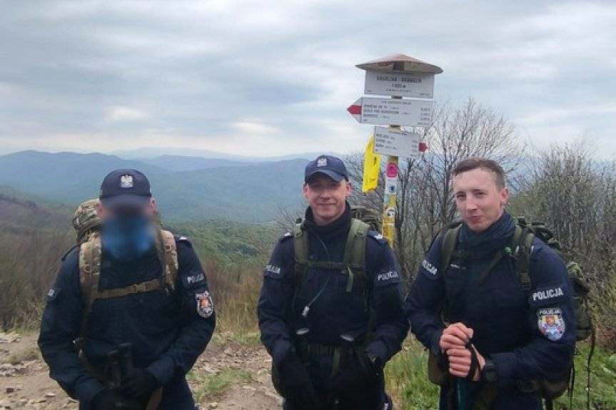 Wielogodzinna walka w terenie i sukces. Policjanci z Krosna z prestiżową odznaką