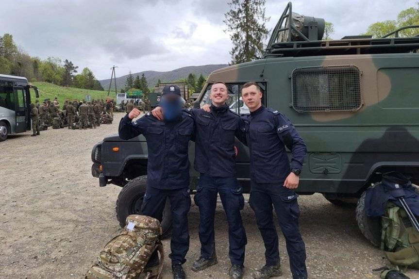 Wielogodzinna walka w terenie i sukces. Policjanci z Krosna z prestiżową odznaką