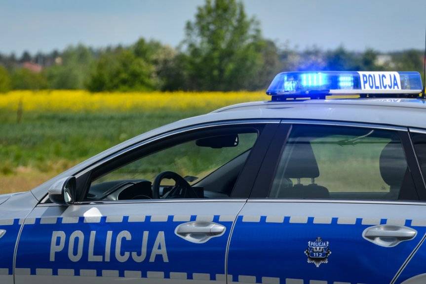 Uciekał przed policją, porzucił auto i narkotyki