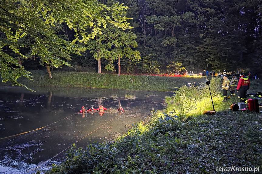 Porzucone wędki nad stawem. Trwa akcja poszukiwawcza