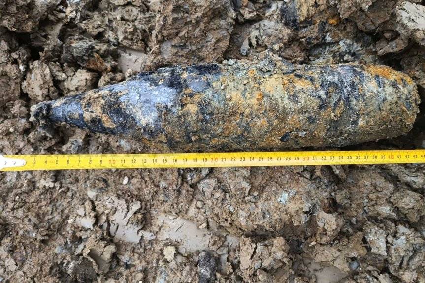 Policjanci zabezpieczali miejsce odnalezienia niewybuchu