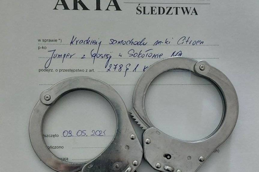 Ukradli samochód i pobili 77-latka