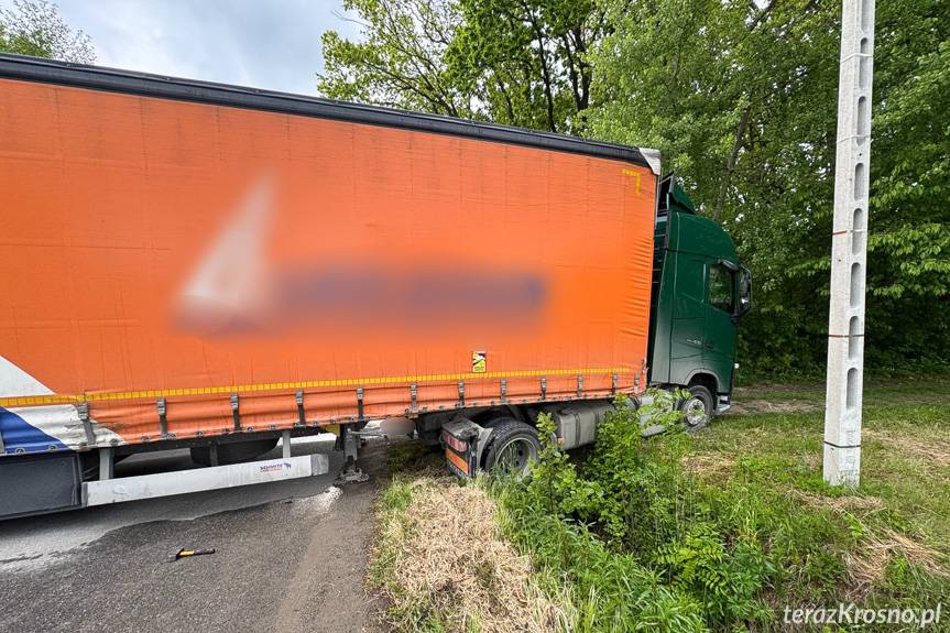 Podczas zawracania wjechał do rowu