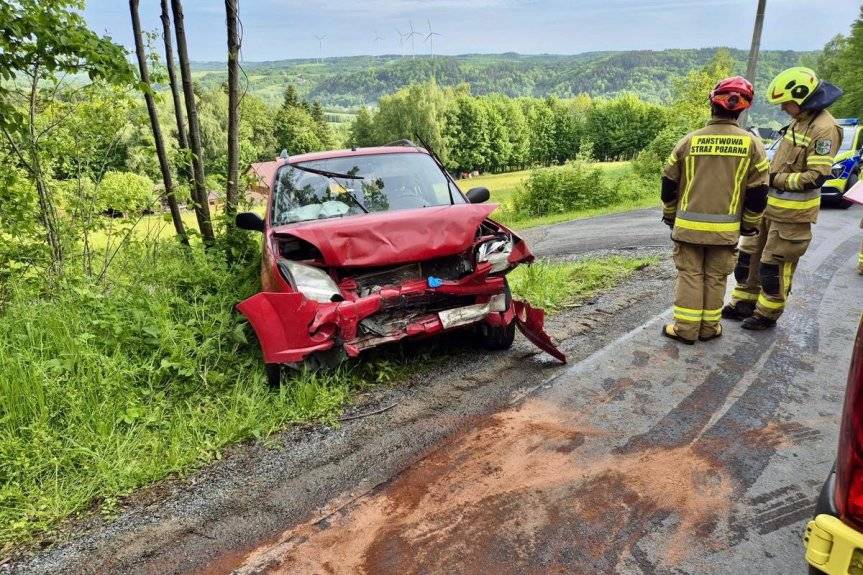 Wypadek w Hłudnie. Trzy osoby poszkodowane