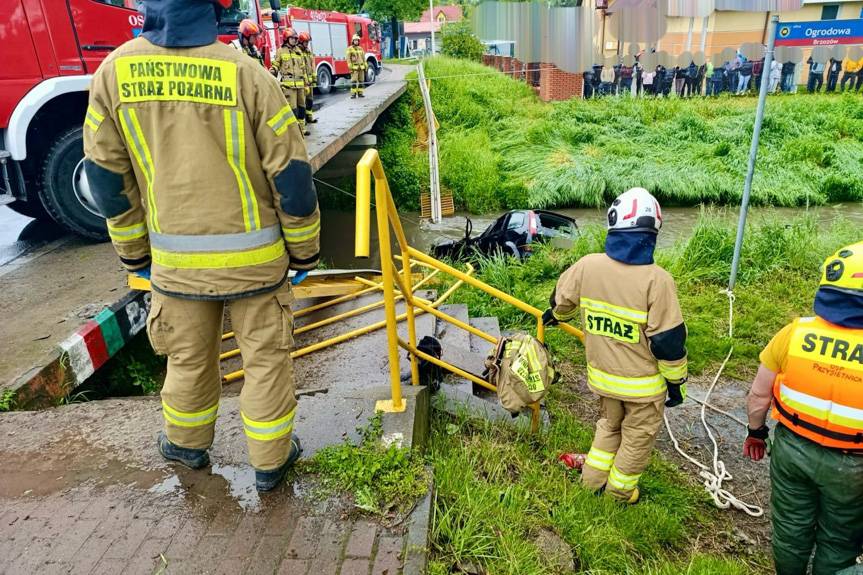 Samochód przebił bariery mostu i wpadł do rzeki