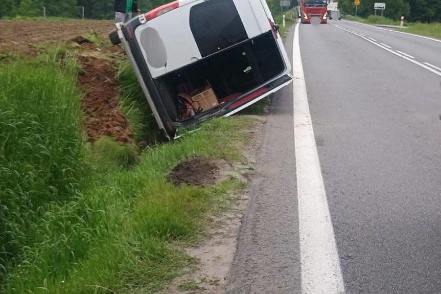 Zdarzenie drogowe w Jasienicy Rosielnej. Jedna osoba trafiła do szpitala