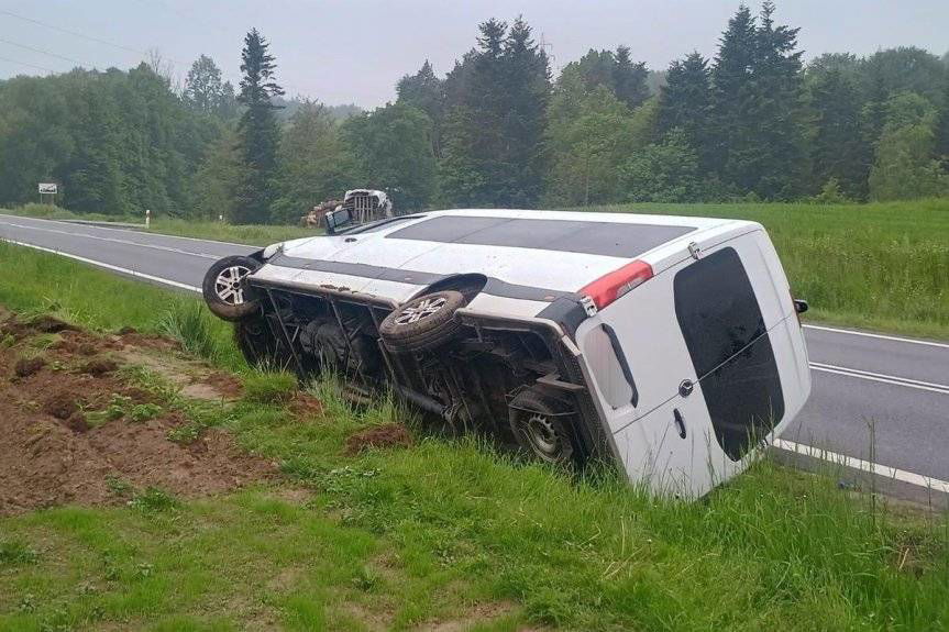 Zdarzenie drogowe w Jasienicy Rosielnej. Jedna osoba trafiła do szpitala