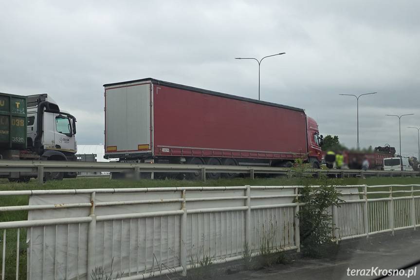 Zderzenie ciężarówki i osobówki w Krośnie