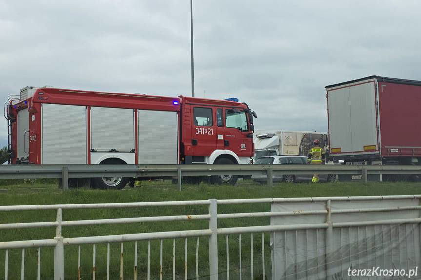 Zderzenie ciężarówki i osobówki w Krośnie