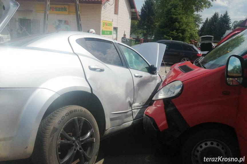 Zderzenie samochodu osobowego i busa w Bziance