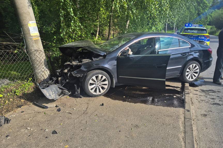 Volkswagen uderzył w słup energetyczny. Kierująca w szpitalu