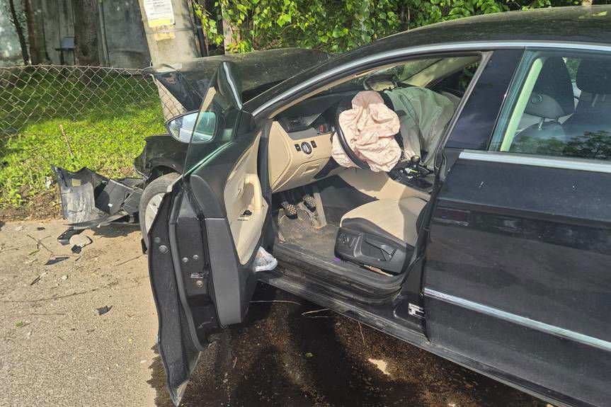 Volkswagen uderzył w słup energetyczny. Kierująca w szpitalu