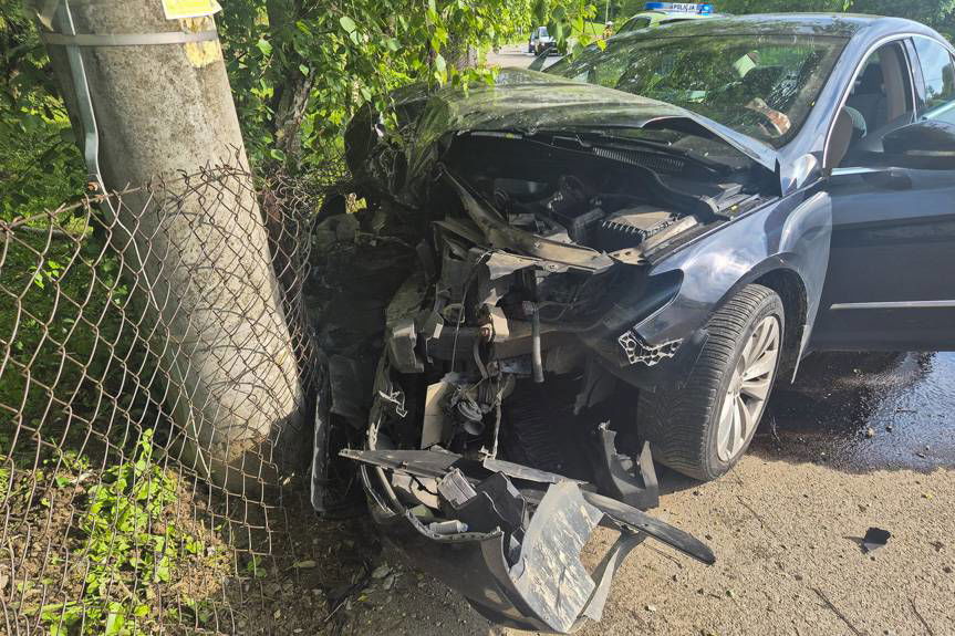 Volkswagen uderzył w słup energetyczny. Kierująca w szpitalu