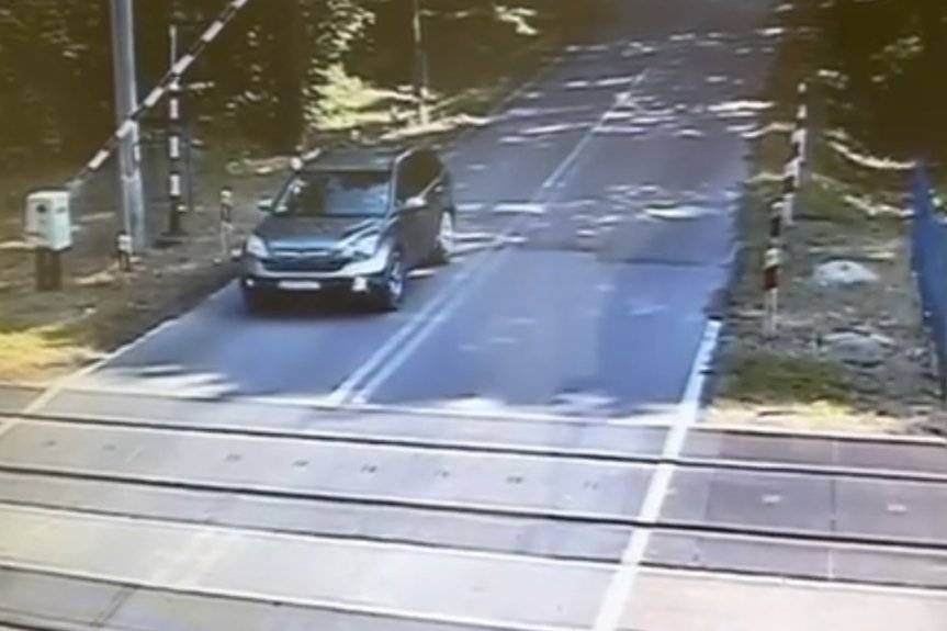 Wjechała hondą na przejazd gdy zamykały się rogatki