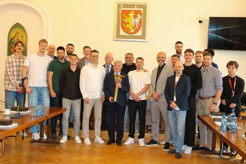 Miasto Szkła Krosno z awansem i zasłużonymi gratulacjami od władz miasta