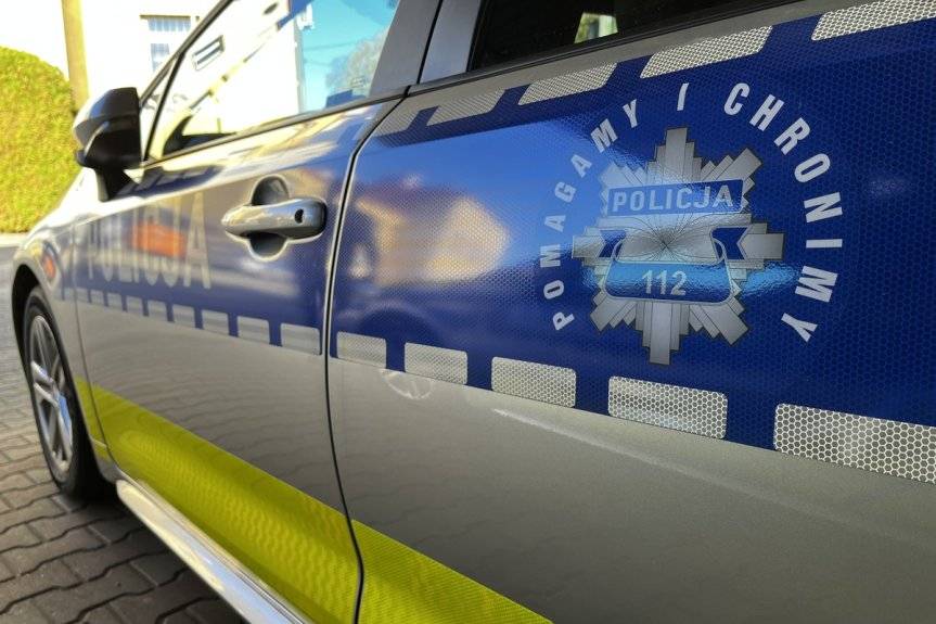 Policjanci pilotowali samochód z nastolatkiem potrzebującym pomocy