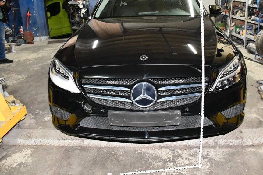 Policjanci zabezpieczyli skradzionego mercedesa