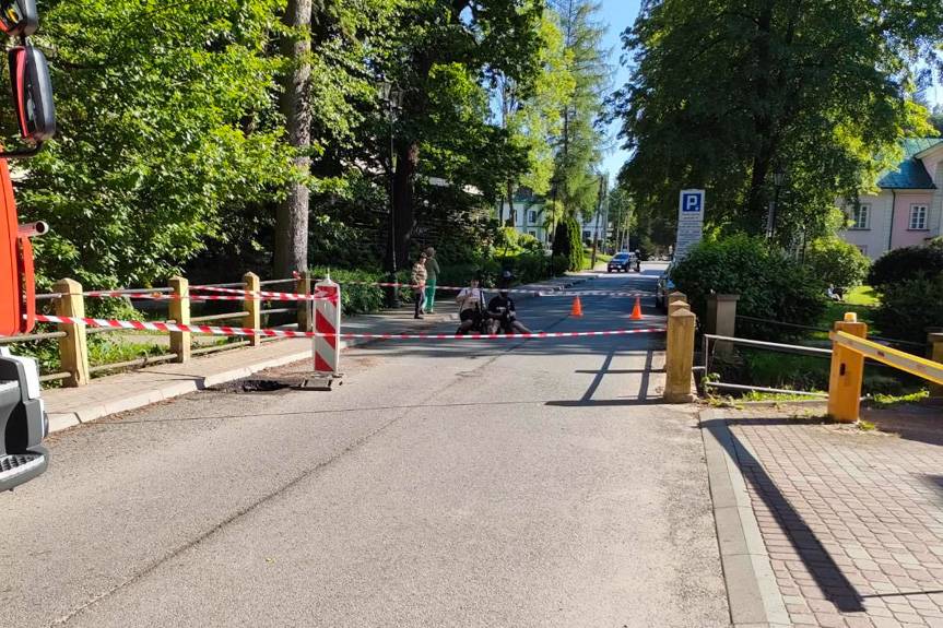 Zapadła się jezdnia na moście w Iwoniczu-Zdoju. Przejazd niemożliwy