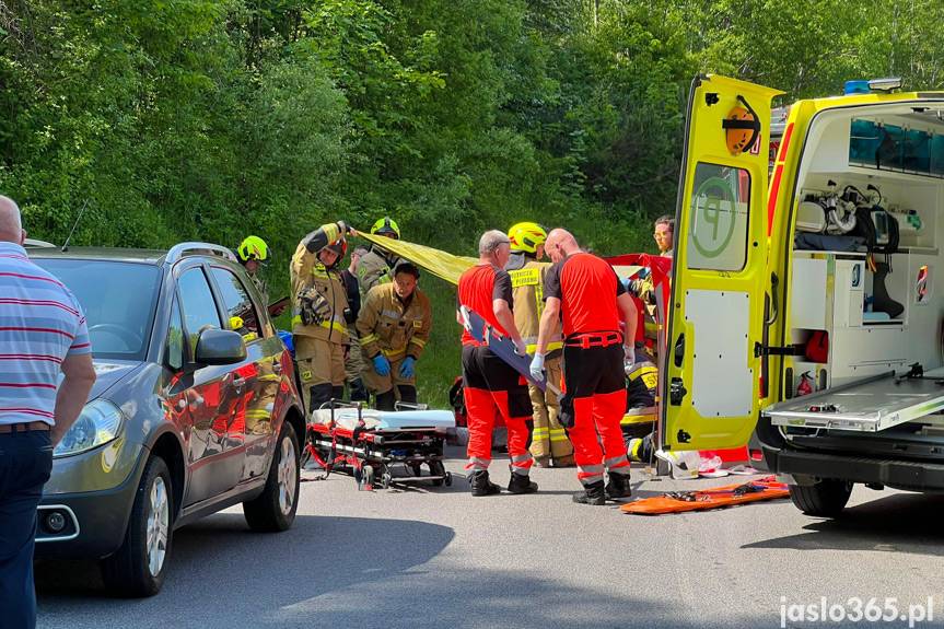 Zderzenie motocyklisty z samochodem na DW887