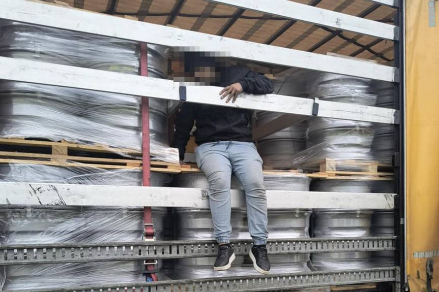 Akcja Straży Granicznej w Barwinku. Palestyńczyk ukryty pomiędzy felgami