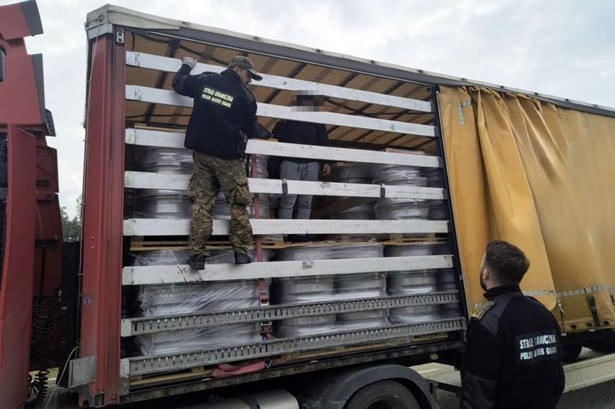 Akcja Straży Granicznej w Barwinku. Palestyńczyk ukryty pomiędzy felgami