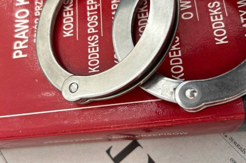 Odpowiedzą za nielegalne posiadanie amunicji i narkotyki