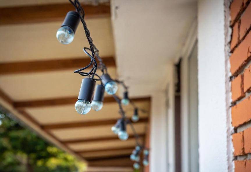 Mężczyzna porażony prądem podczas zdejmowania świątecznych dekoracji