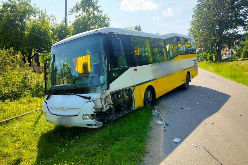 Zderzenie autobusu z samochodem osobowym