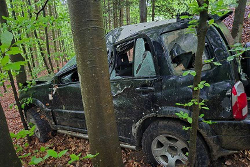 Motocross w lesie i rozbity samochód - majówka oczami służb