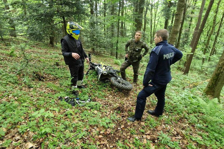 Motocross w lesie i rozbity samochód - majówka oczami służb