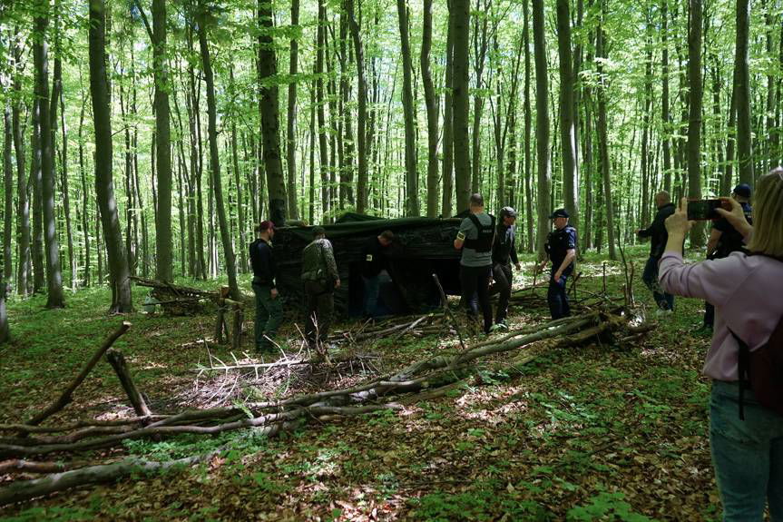 Motocross w lesie i rozbity samochód - majówka oczami służb