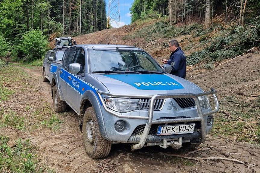 Motocross w lesie i rozbity samochód - majówka oczami służb