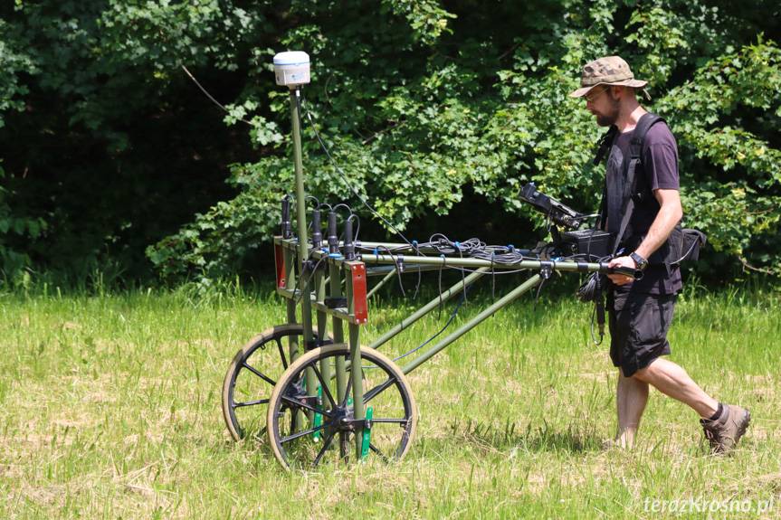 Średniowieczna tajemnica Rogów. Czy pod ziemią kryją się mury dworu?