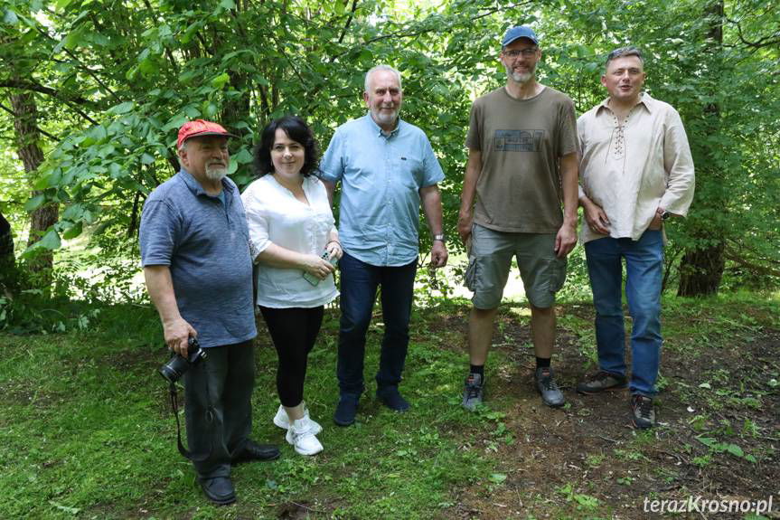 Średniowieczna tajemnica Rogów. Czy pod ziemią kryją się mury dworu?