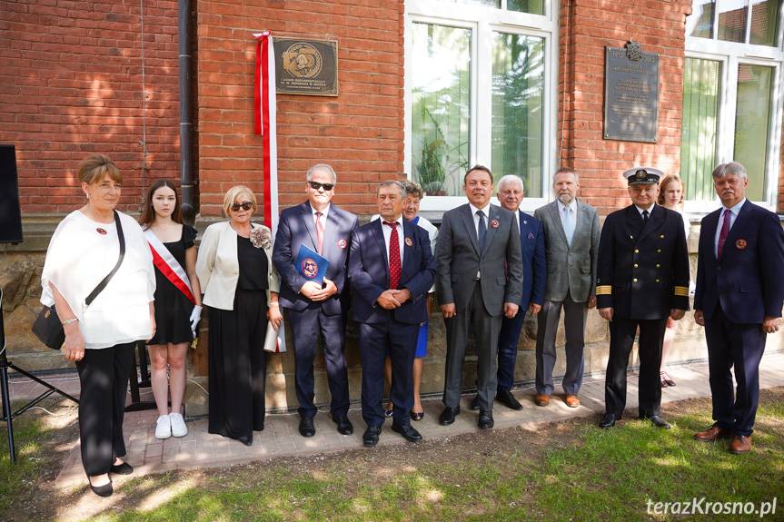 Kwiaty pod pomnikiem, odsłonięcie tablicy i przemarsz ulicami. Kopernik w Krośnie obchodzi 125-lecie