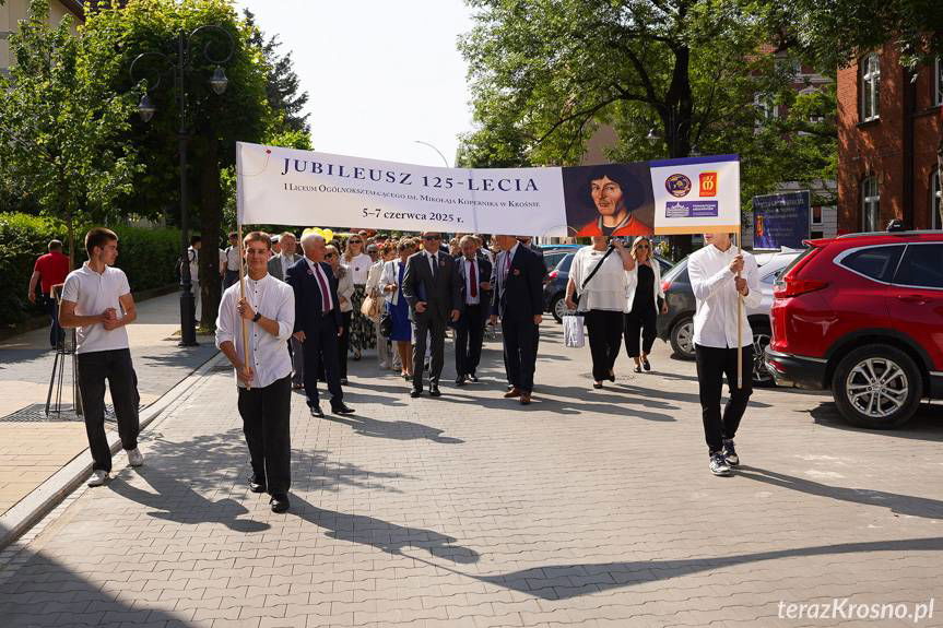 Kwiaty pod pomnikiem, odsłonięcie tablicy i przemarsz ulicami. Kopernik w Krośnie obchodzi 125-lecie