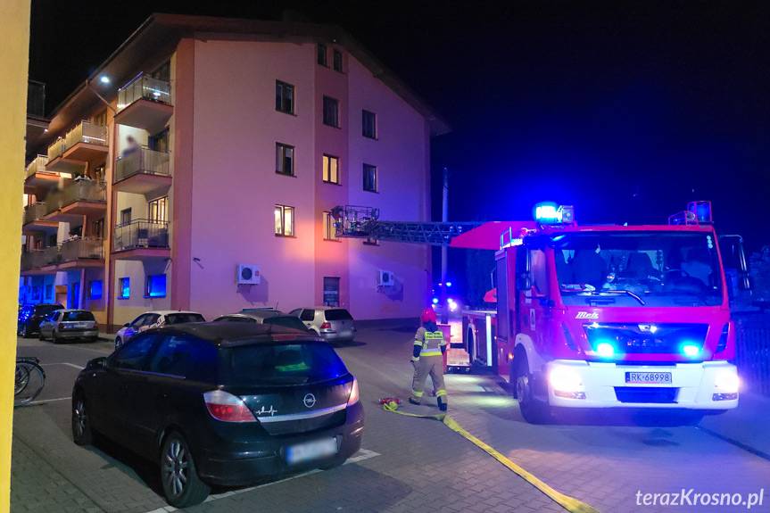Kobieta w zadymionym mieszkaniu. Interwencja straży pożarnej i policji