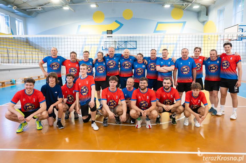 Siatkówka połączyła pokolenia absolwentów "Kopernika"
