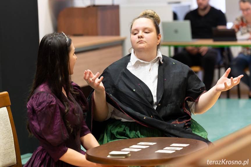 "Ożenek" z przymrużeniem oka. Krośnieńska aula zamieniła się w teatr [ZDJĘCIA]