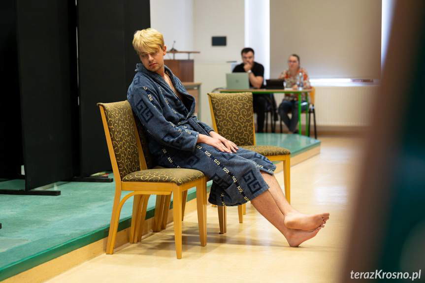 "Ożenek" z przymrużeniem oka. Krośnieńska aula zamieniła się w teatr [ZDJĘCIA]