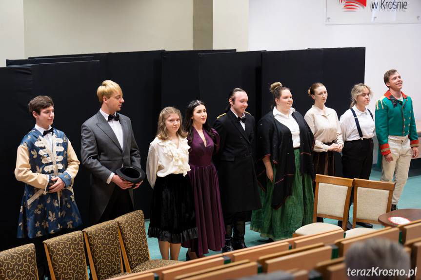 "Ożenek" z przymrużeniem oka. Krośnieńska aula zamieniła się w teatr [ZDJĘCIA]