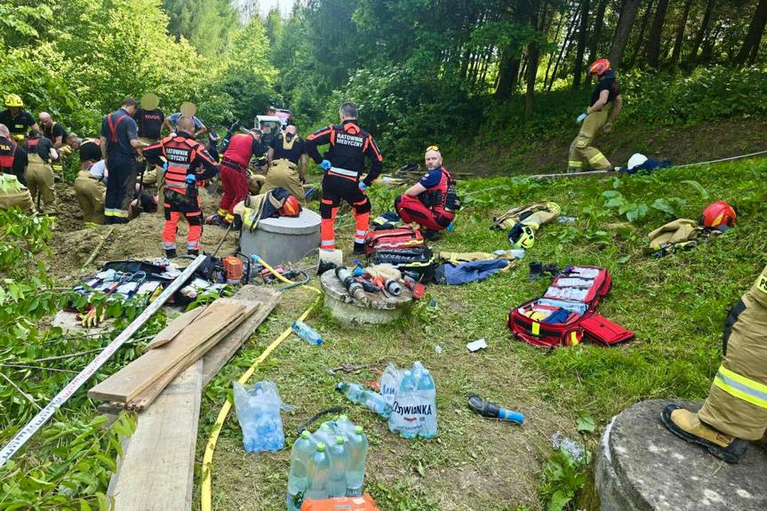 75-letni mężczyzna przysypany ziemią podczas prac przy studni